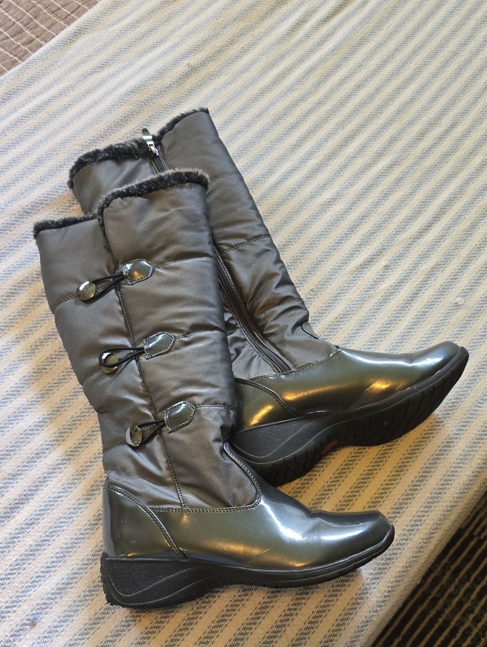 Women's Khombu Flurry Gray Winter Mid-Calf Toggle Boots with Faux Fur Trim